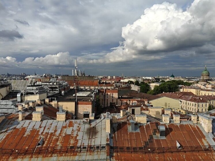     В этом году в Петербурге обновили 2888 крыш многоквартирных домов. Фото: архив МК в Питере.