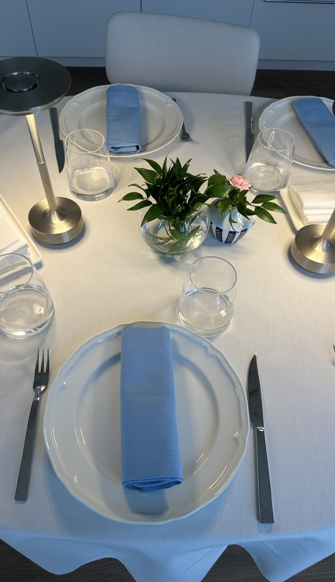 Белая скатерть и белая посуда