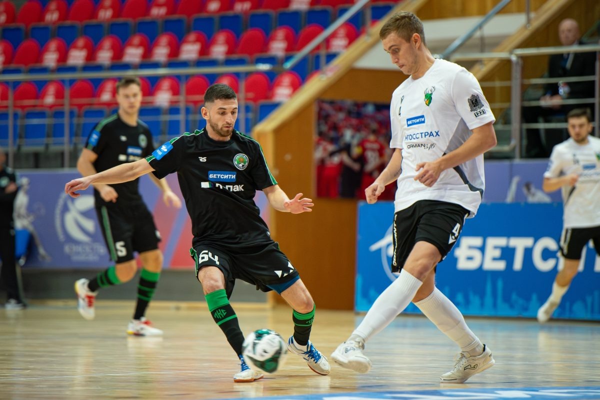    Александр Гребенщиков (в белой форме) заслужил приглашение в сборную благодаря надёжной игре в обороне