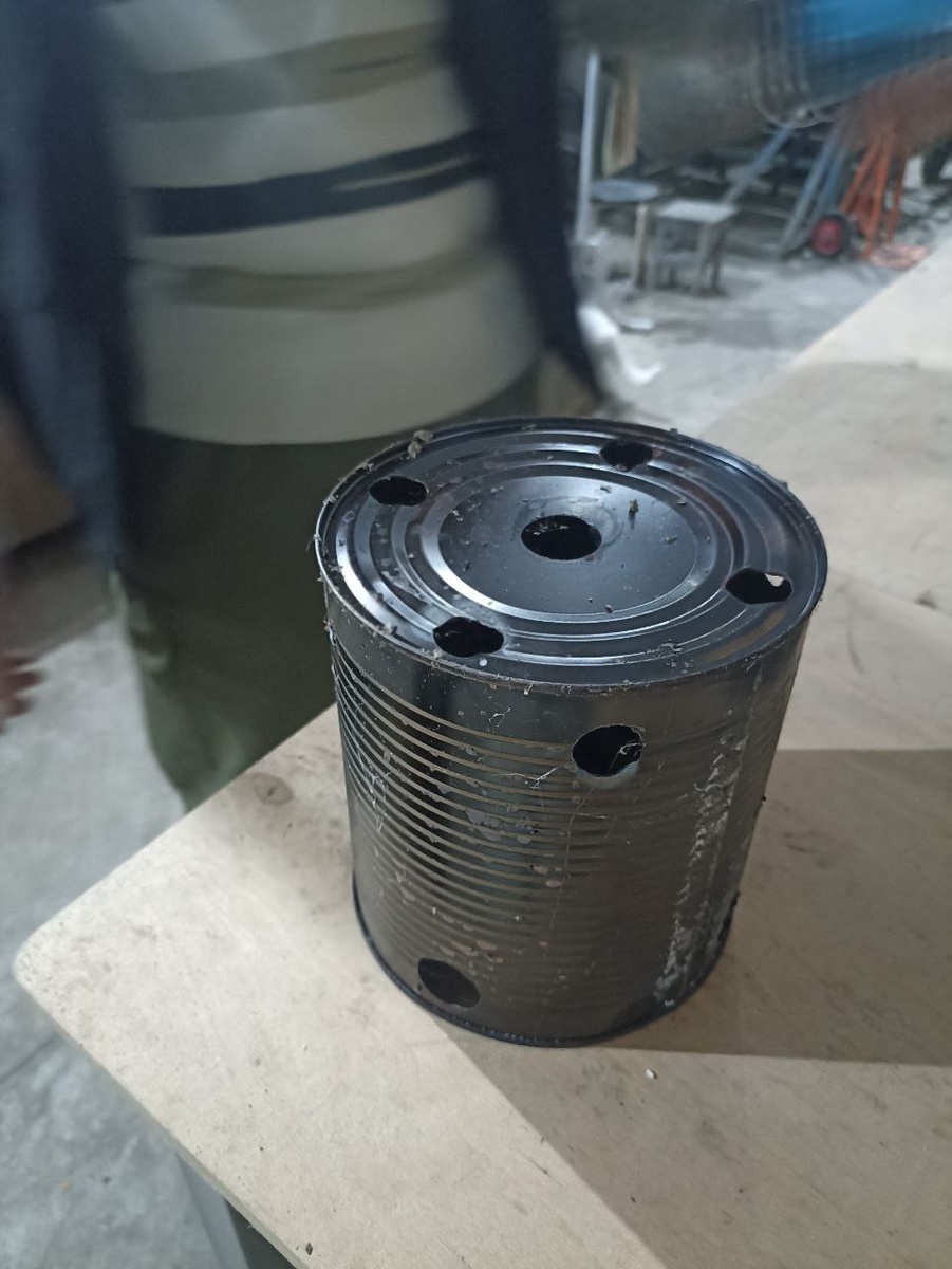 Даже большие банки пошли в дело - внутри маленькая окопная свеча, сверху можно что-нибудь разогреват.