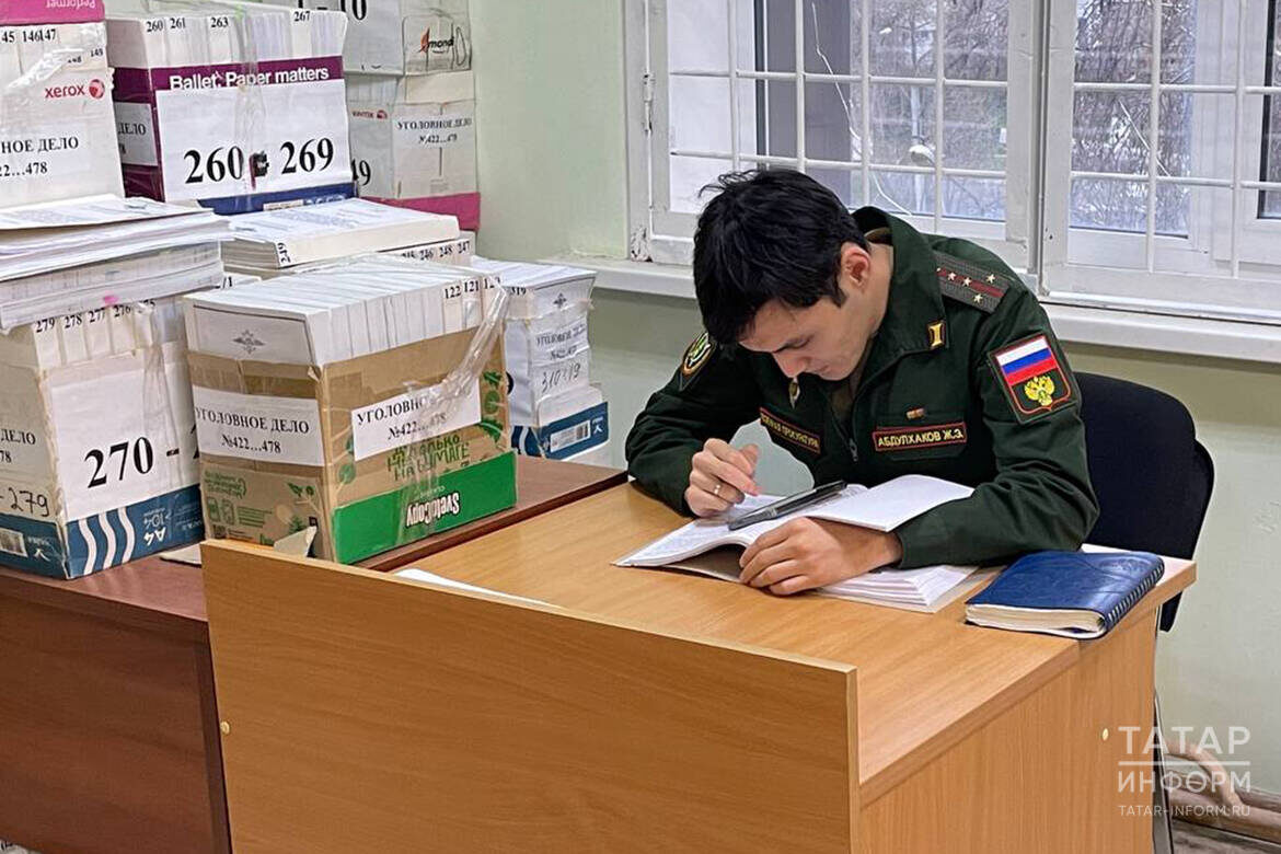 Для оглашения обвинения слово передали старшему помощнику военного прокурора Жахонгиру АбдулхаковуФото: © Дмитрий Шатров / «Татар-информ»