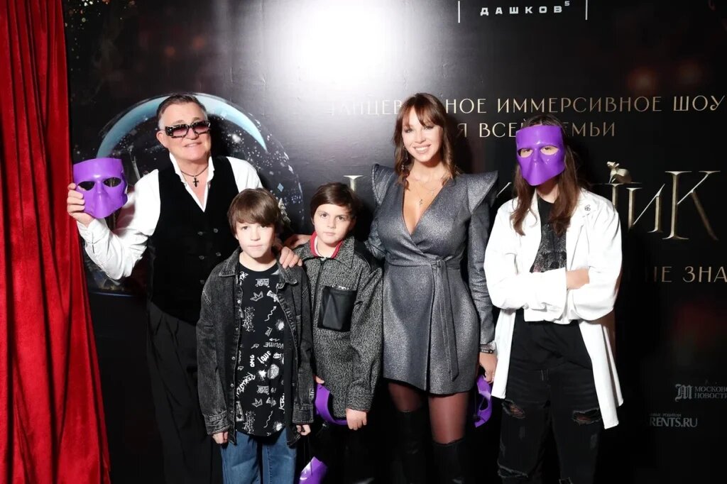    Дмитрий Дибров в экс-супругой Полиной и сыновьями редакция RTWeek