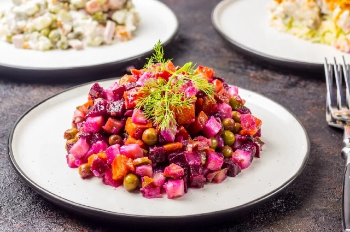    Винегрет традиционно украшает столы россиян в новогодние праздники.