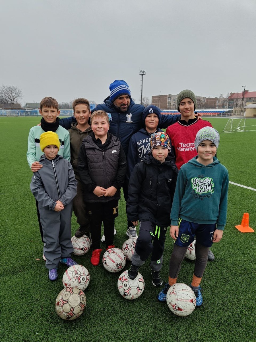 Тренер и его воспитанники.