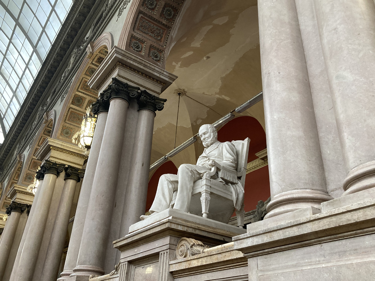 Памятник основателю академии в главном зале музея