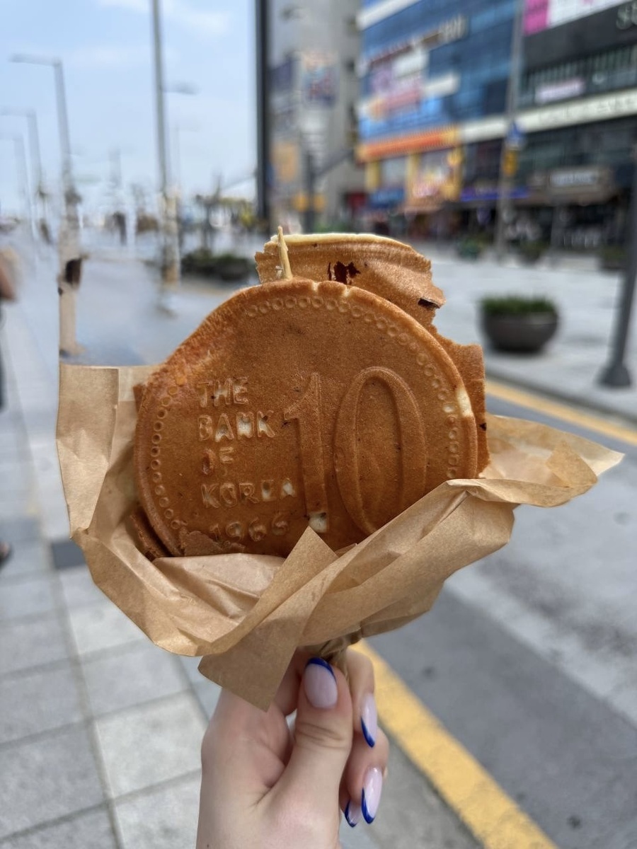 Сырная монета. Интересно, а в банке такое примут?)