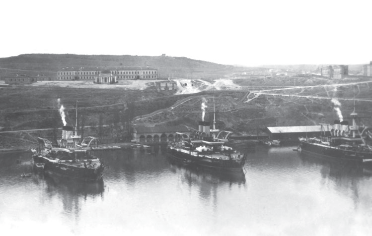 Эскадренные броненосцы «Екатерина II», «Чесма» и «Синоп» (слева направо) в Южной бухте Севастополя