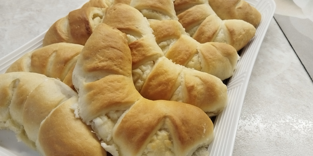 Рецепт булочек на дрожжах с творожной начинкой в духовке.