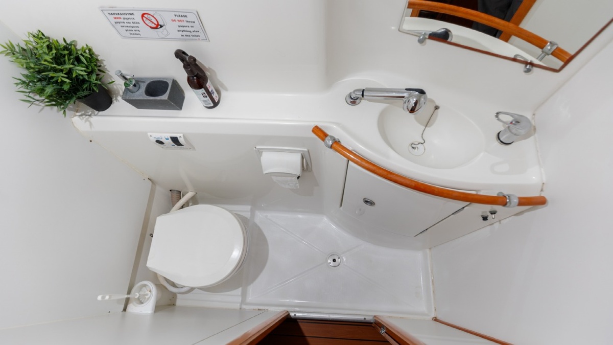 Так выглядит туалет и душевая на парусной яхте