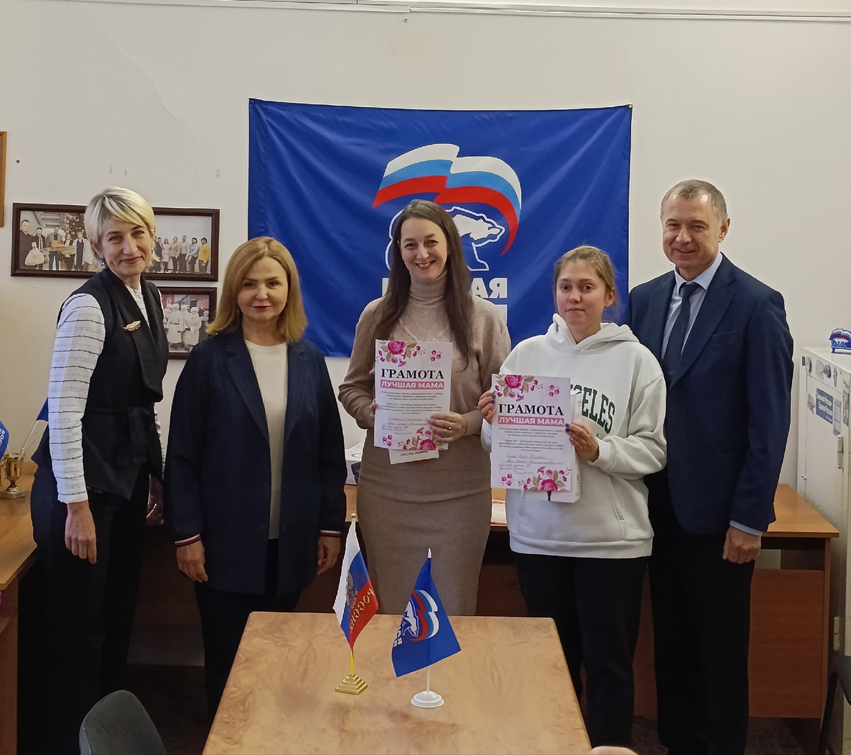 Поста-знакомства у меня не было особо, поэтому выложу фотографию с вручения грамоты и подарка. Может вам интересно посмотреть, как я выгляжу 😉 (я посередине).