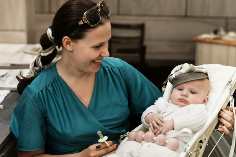 Бабкина с сыном / чёрно-белое фото отреставрированно и колоризированно в «ЗВЁЗДНЫЕ»