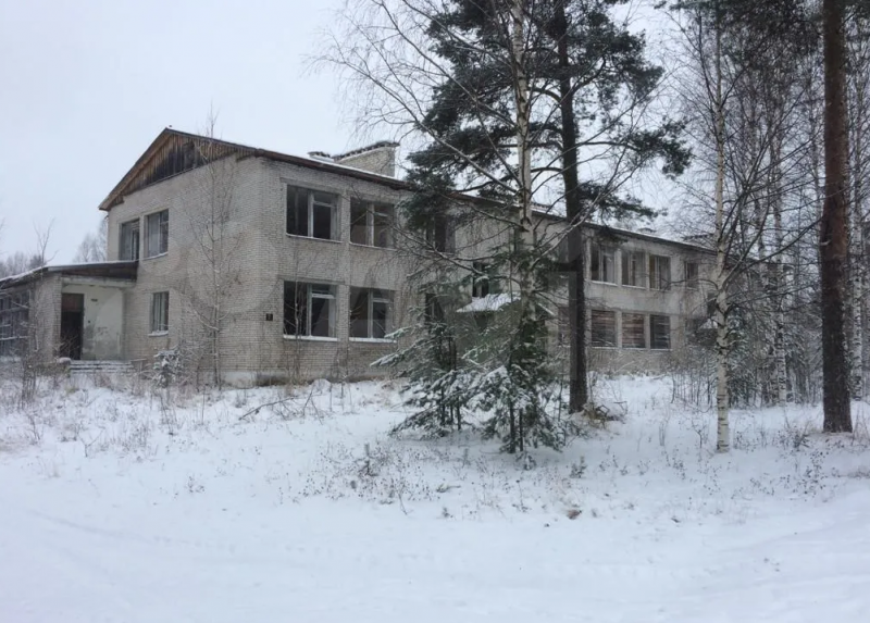    Ветхое здание детсада продают в поселке Карелии по объявлениюАвито