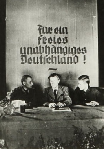 Майор К. Хетц, Э. Вайнерт, Г. Граф Фон Айнзидель в президиуме конференции. Красногорск. 12.07.1943 г. Фото из архива ММНА