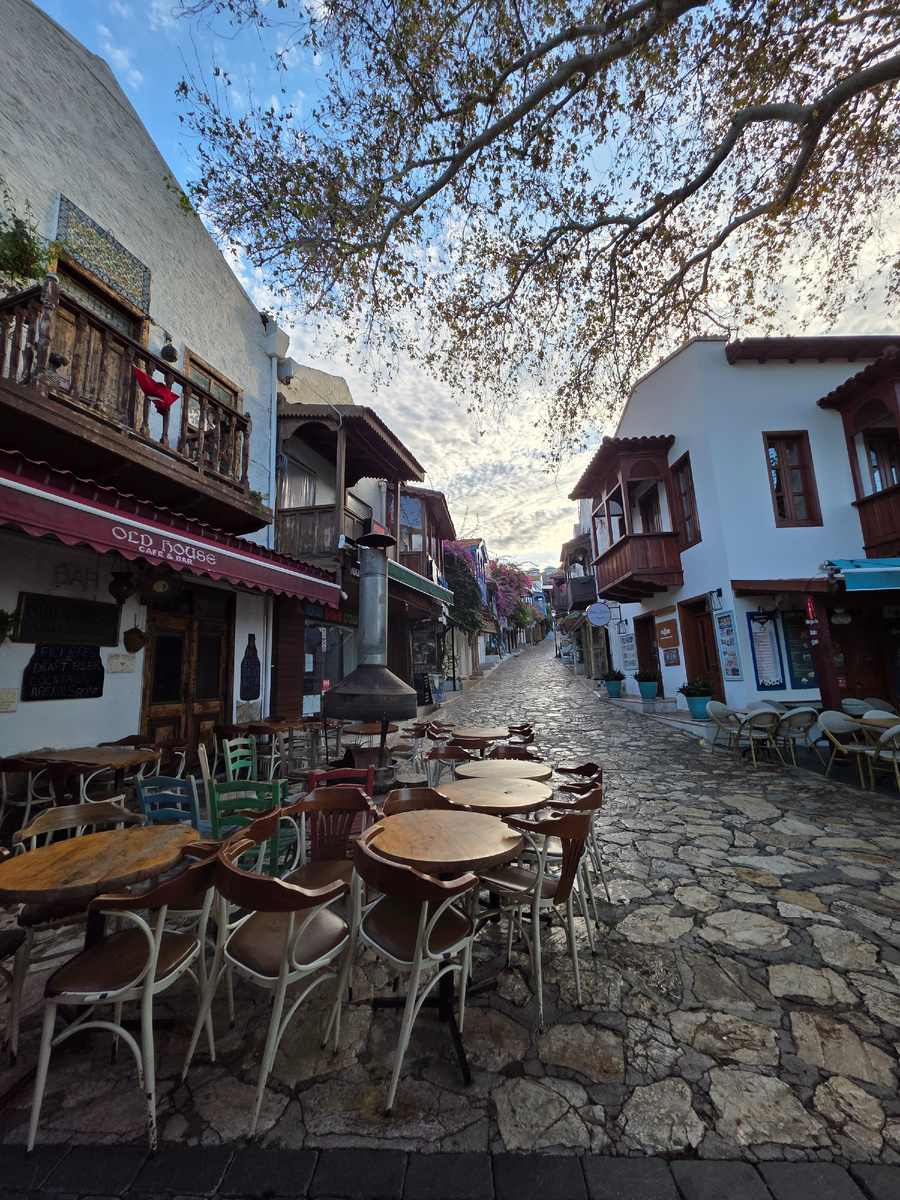 Центральная улица Каша и вид на город с маяка