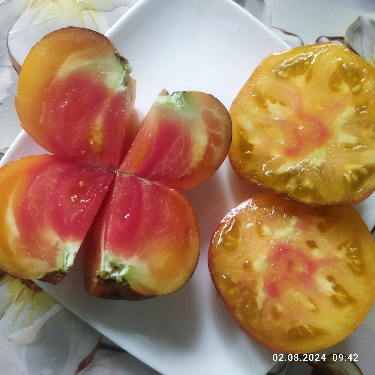 Полностью поспел и был вкусным помидор слева