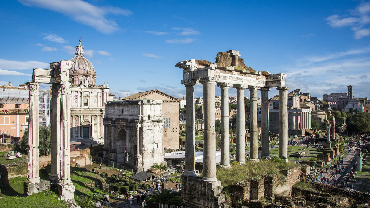 В Риме ты поражаешься масштабам того, что осталось от сердца Империи. Центр Античного мира словно врос в тело современного города. 