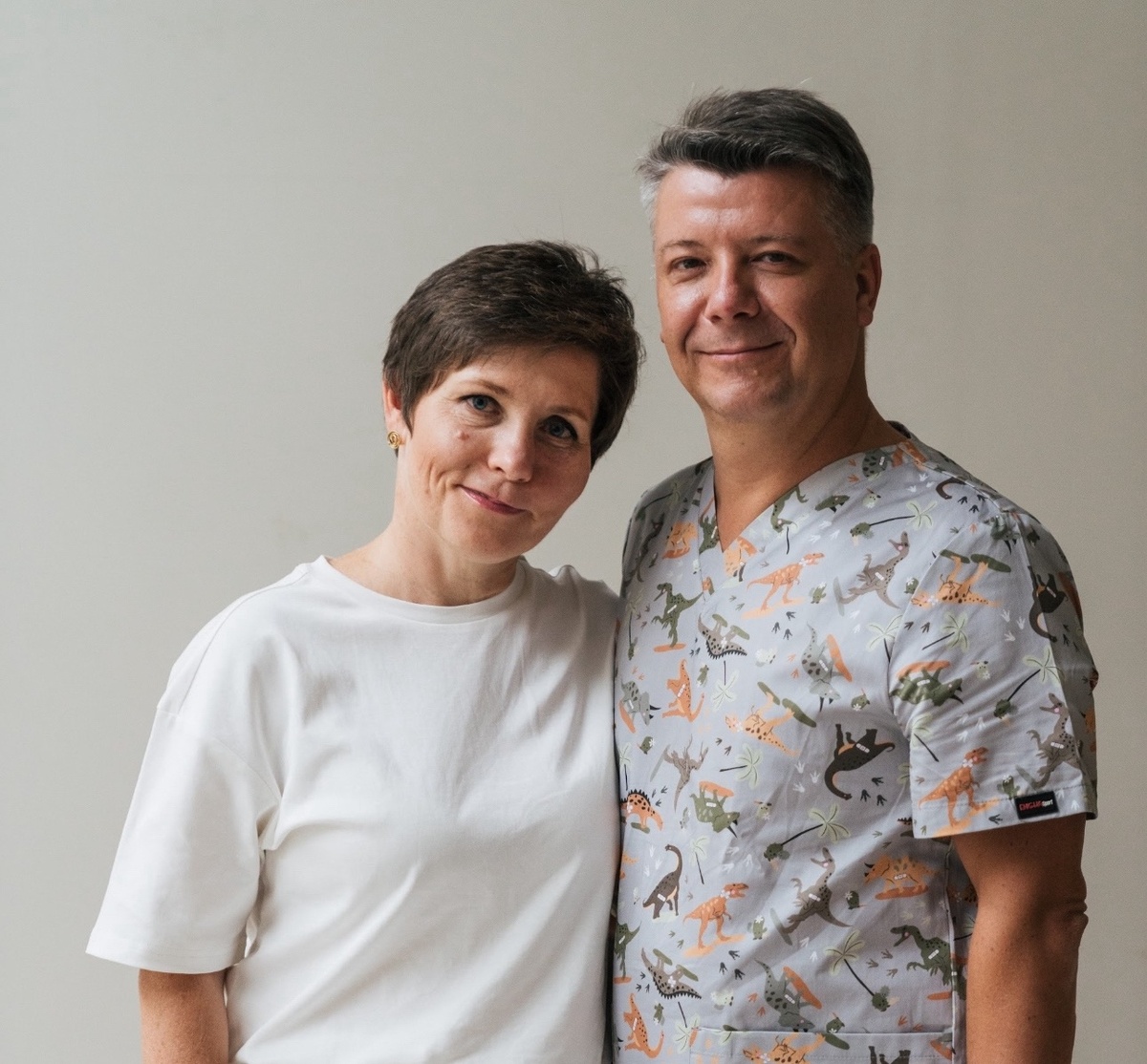 Игорь Новокриницкий — медик, эксперт по раннему двигательному развитию, детский массажист, инструктор по лечебной физкультуре, сертифицированный специалист по Бобат-терапии и Татьяна Новокриницкая — педагог, психолог, эксперт по сенсомоторному и когнитивному развитию, а также телесно-эмоциональному контакту с детьми.