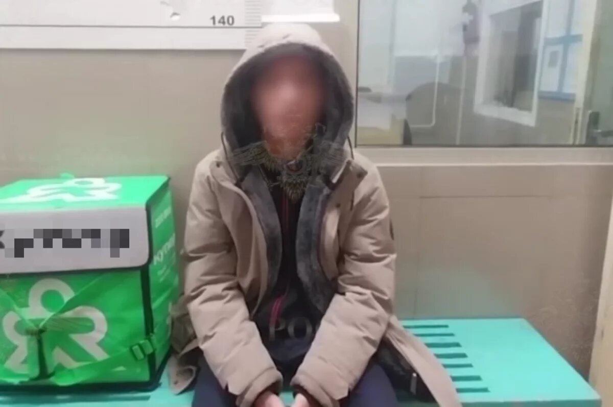    Появилось видео задержания курьера, избившего пенсионерку в Новосибирске