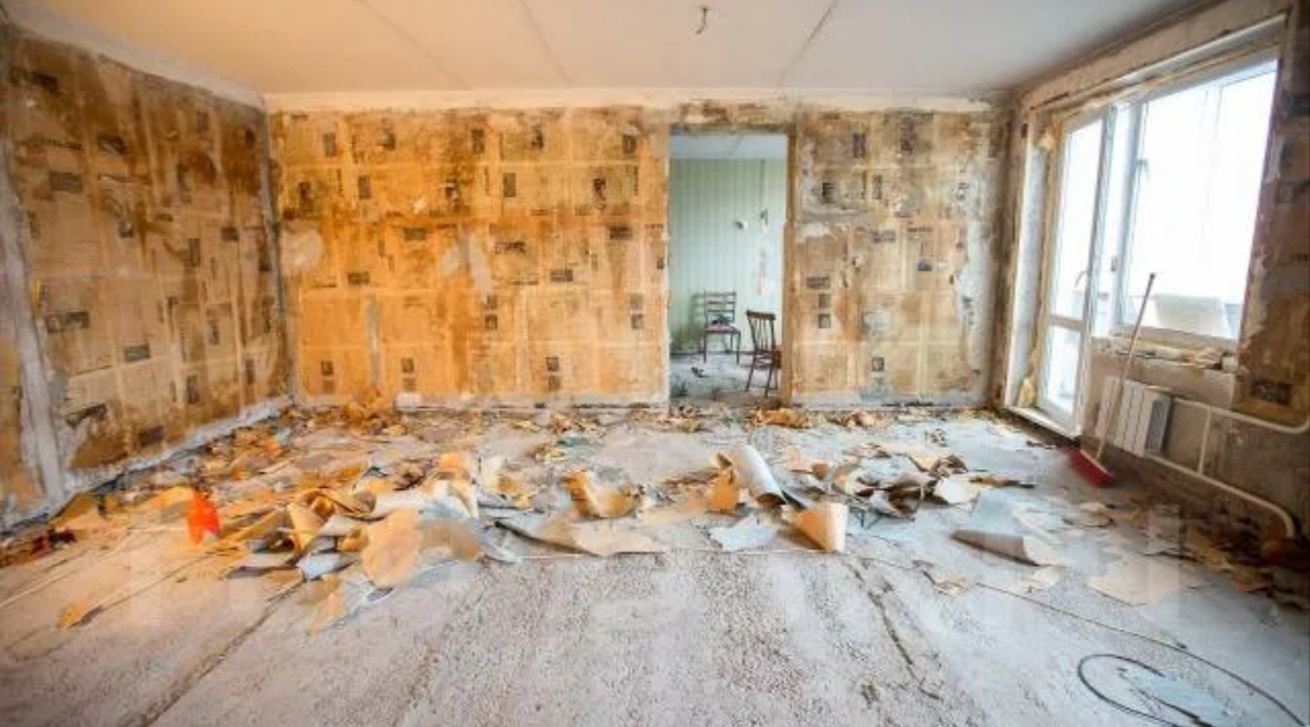 Капитальный ремонт начинается с полного демонтажа, обнажая "костяк" помещения для последующих масштабных изменений.