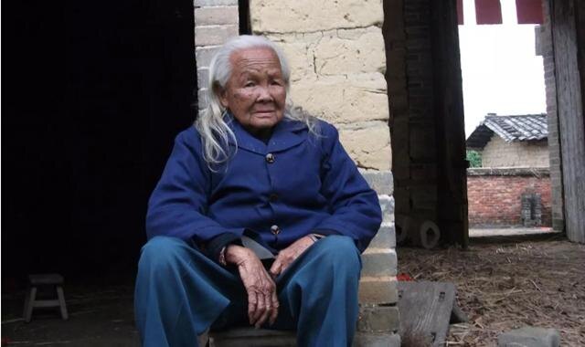 Китайская 95-летняя Ли Сюфэн воскресла через шесть дней после смерти Обложка © X / Historic Vids