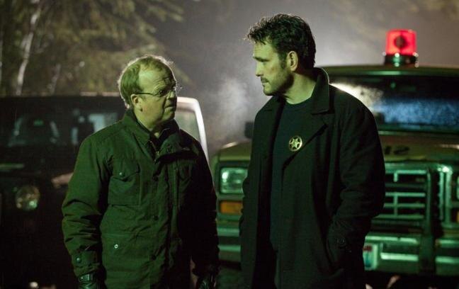 Слева наш любимый Тоби Джонс, памятный по фильму "Мгла", где он играет мистера Олли