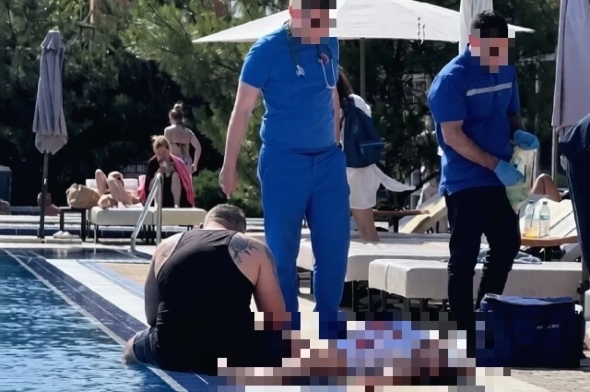    Медики 40 минут пытались вернуть к жизни 12-летнюю девочку.