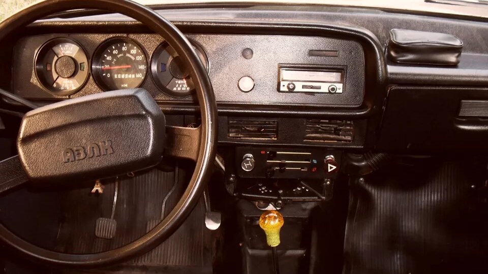 Москвич, который должен был догнать ВАЗ по уровню, комфорту и качеству