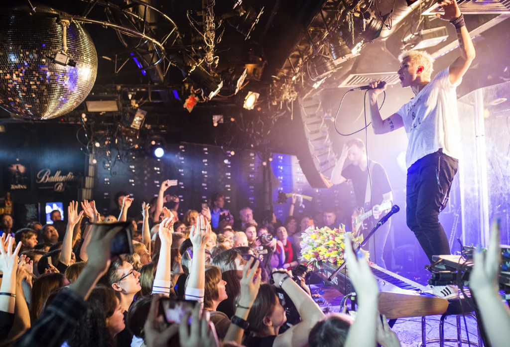 Примерно так видится жизнь молодых людей из мегаполиса всему остальному обществу. Это реальный кадр из реального популярного клуба "16 тонн". да, мы там иногда бываем. Но на этом одном наша жизнь не заключается. 