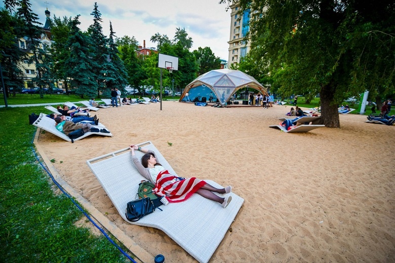 Да, в самом деле, поймать часок-другой, чтобы поваляться на лежаках или погонять на самокате в парке Горького - для нас уже подарок. 