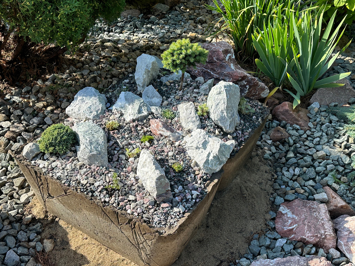 Корыта стоят на песке 