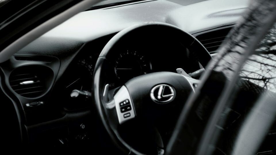    За рулем, Lexus. Источник: unsplash.com