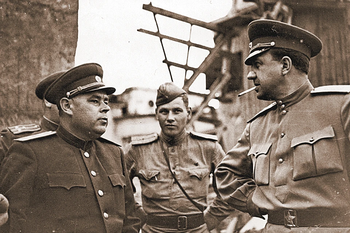 Виктор Абакумов справа