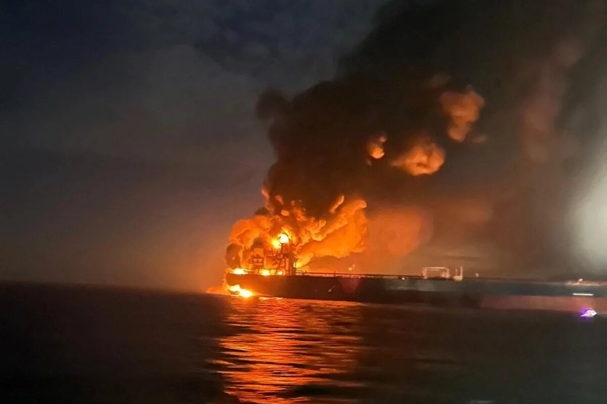    Президент России Владимир Путин назвал атаки Украины на танкеры «пиратством» и предупредил, что Россия может зеркально действовать в отношении судов тех государств, которые помогают Киеву.