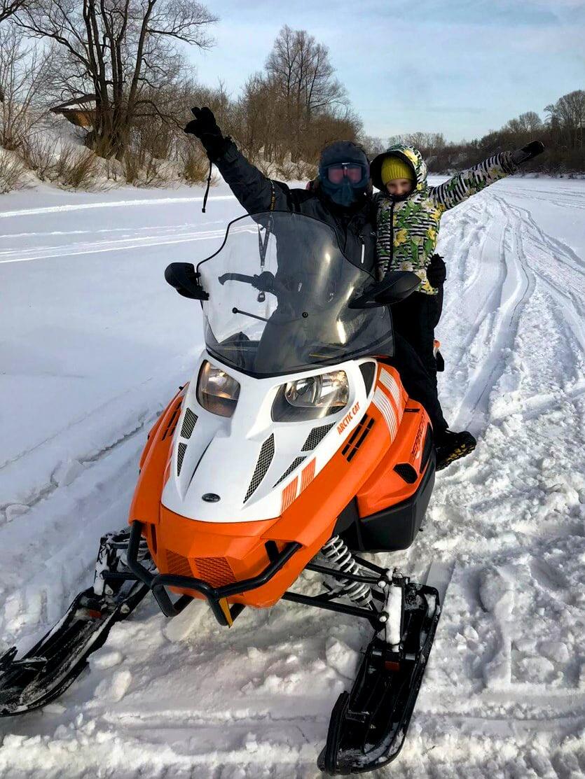 Катание на снегоходе по замёрзшей Ине