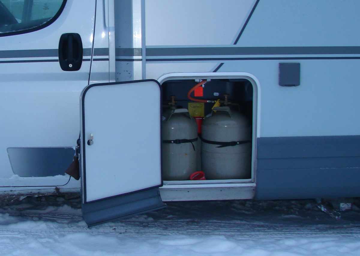 Отсек газовых баллонов в автодоме