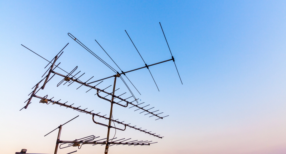 Минцифры хочет вернуть антенны на крыши