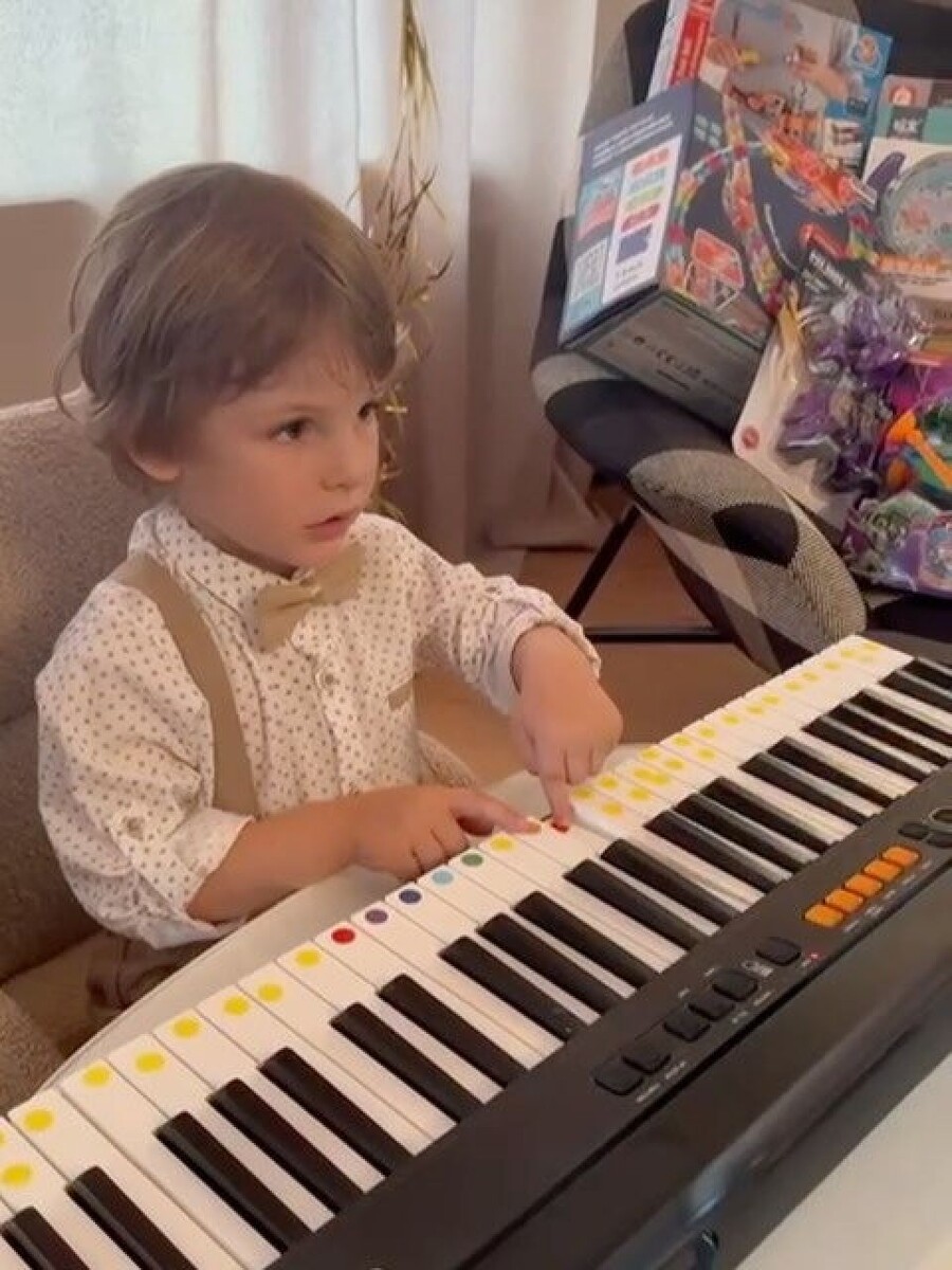    Семья Ильи Авербуха и Лизы Арзамасовой. Источник: @averbukhofficial*