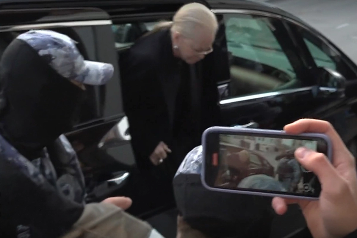    Лариса Долина приехала в суд на новом минивэне Toyota Alphard