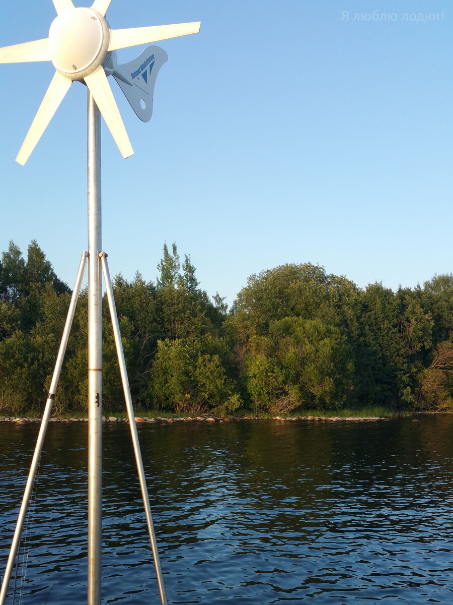 На закате: берег близко. Ветер «заходит» — меняет направление по часовой стрелке, а значит, яхту прижмёт ещё ближе к берегу