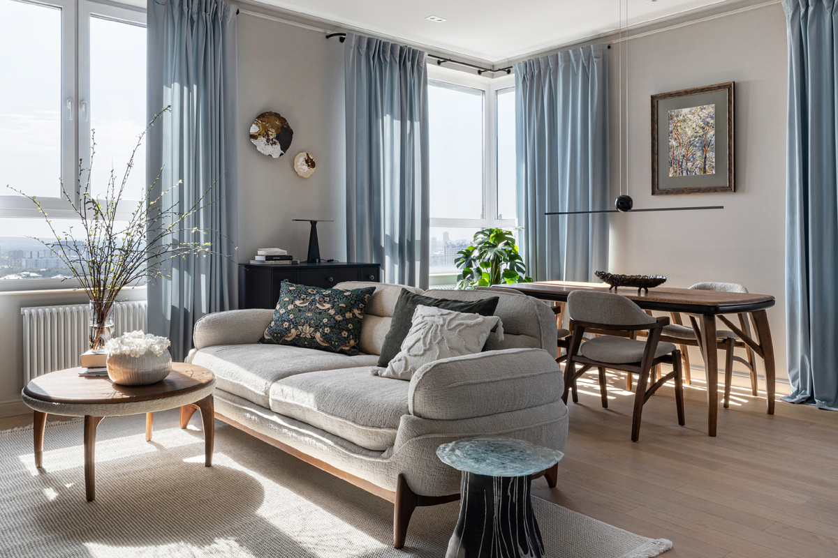 Диван, журнальный стол, обеденный стол и стулья — Boztas, ковёр — Divan.ru