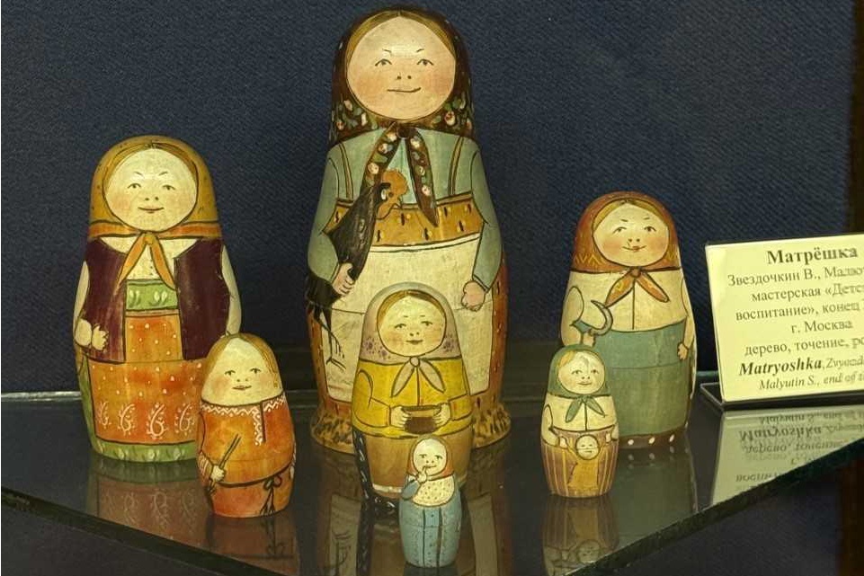    Самый первый экземпляр матрешки - игрушка в образе крестьянской девочки, которая держала в руках черного петуха. / Ксения Войтас