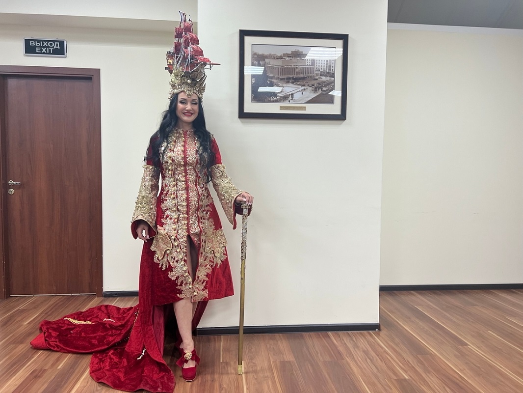    На Ольге Крутовой - костюм нижегородских модельеров «Петр Первый – окно в Европу», он весит 12 килограмм