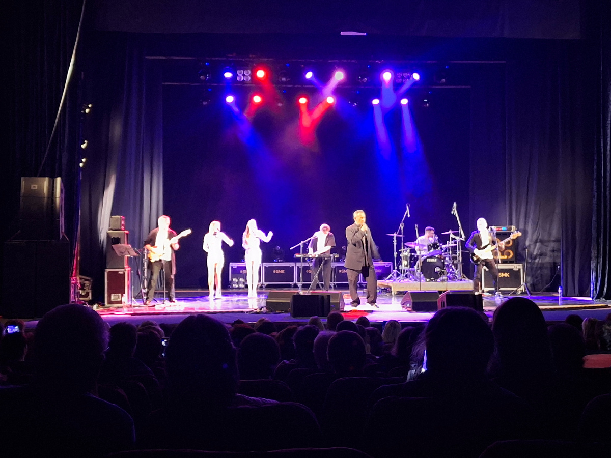 Удивлена, что знаю много его песен)