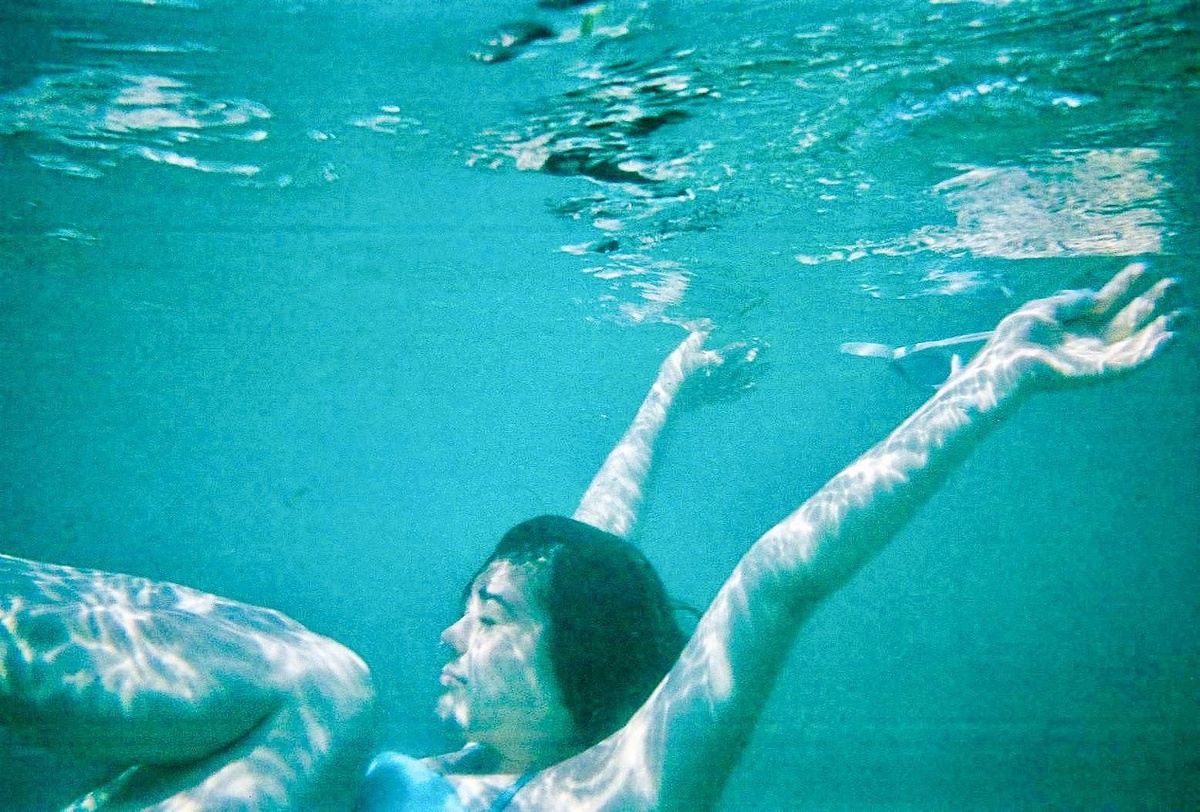    В фотоаппарате стоит плёнка Kodak Ultra Max с ISO 800. Она даёт резкие кадры даже под водой, которая размывает контраст и чёткость / Фото: lomography.com