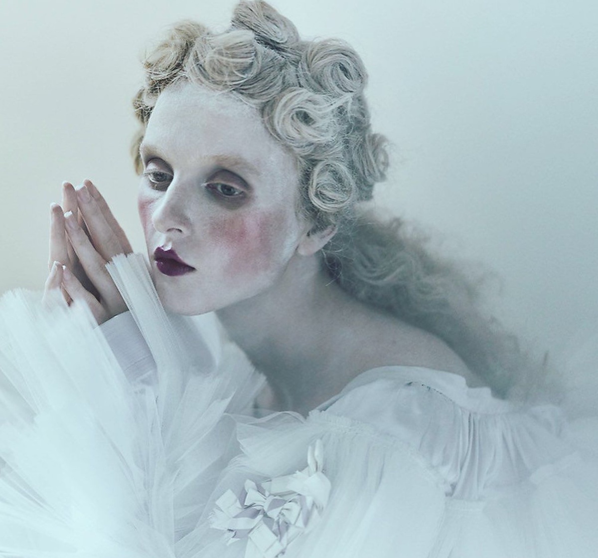    Съёмку лучше проводить на улице с использованием естественного света утром или поздним днём. Используйте белый или серебристый отражатель. Цветокоррекцию уводите в холодные тона / Фотограф: Arnica Spring, источник pinterest.com