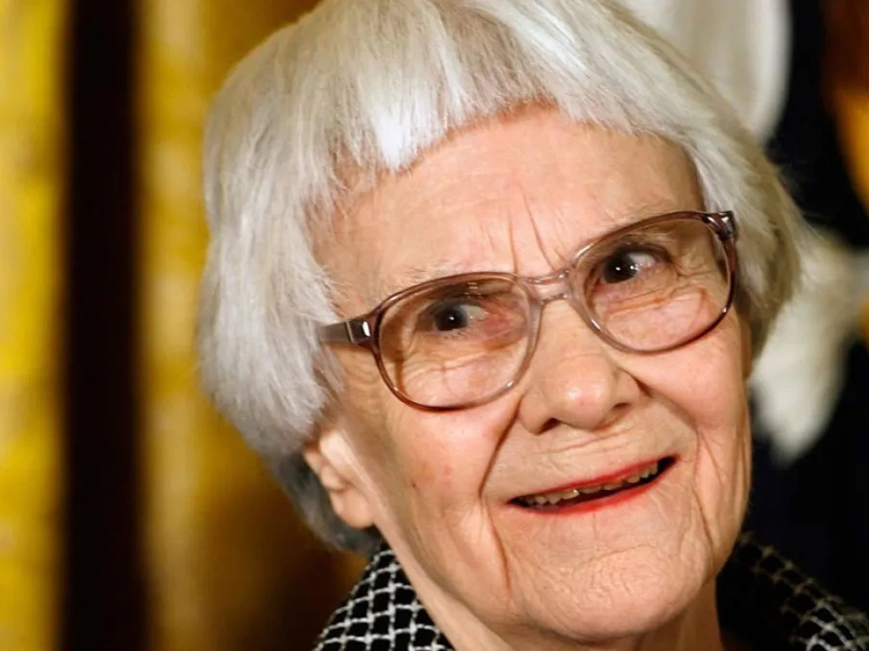Нелл Харпер Ли (англ. Nelle Harper Lee; 28 апреля 1926 — 19 февраля 2016) — американская писательница