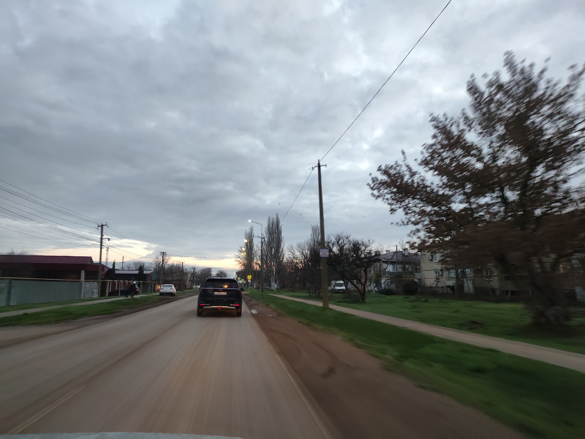 Часть фонарей еще горят... Сумерки..