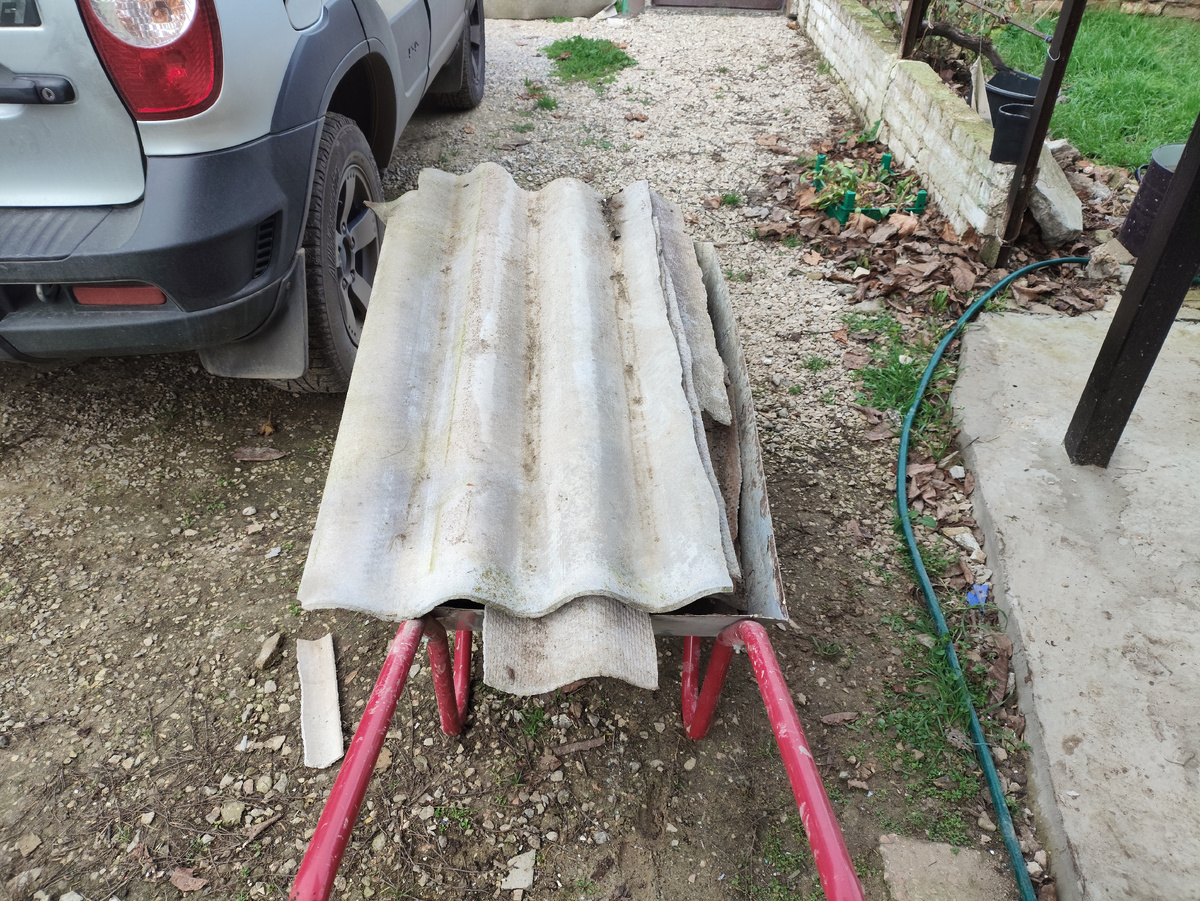 Ломаем на куски и в тачку складываем.