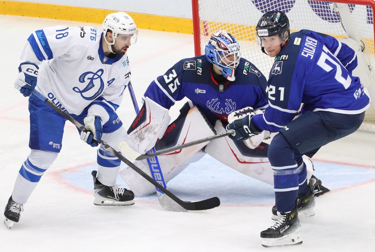    Антон Силаев сыграл в 32 матчах нынешнего сезона КХЛ и набрал 1 очко (0 + 1) при среднем времени 13 минут 11 секунд за игру