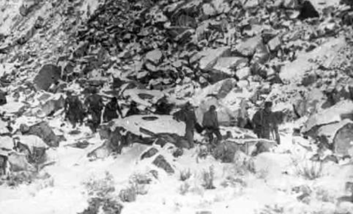 Группа советских пограничников выдвигается для участия в засадных действиях. ДРА, 1984 год